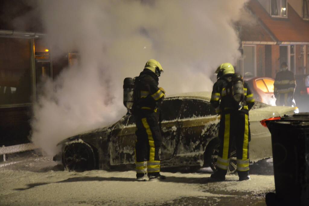 Meerdere woningen ontruimd vanwege autobrand