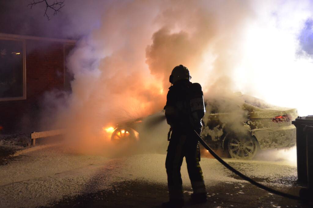Meerdere woningen ontruimd vanwege autobrand