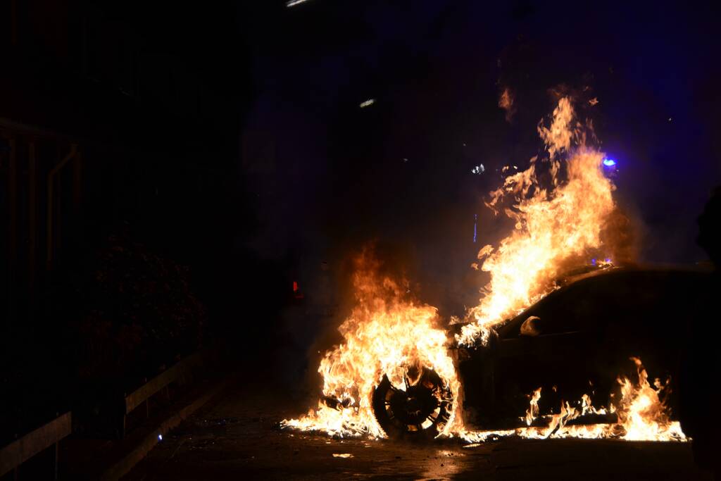 Meerdere woningen ontruimd vanwege autobrand