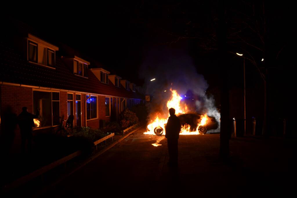 Meerdere woningen ontruimd vanwege autobrand