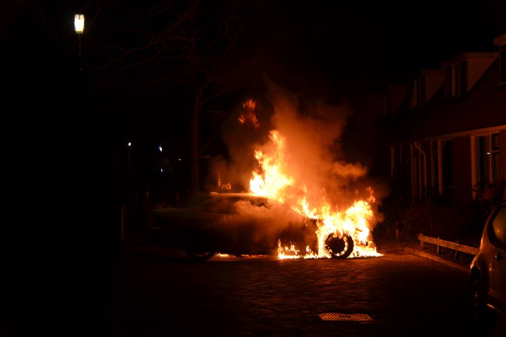 Meerdere woningen ontruimd vanwege autobrand