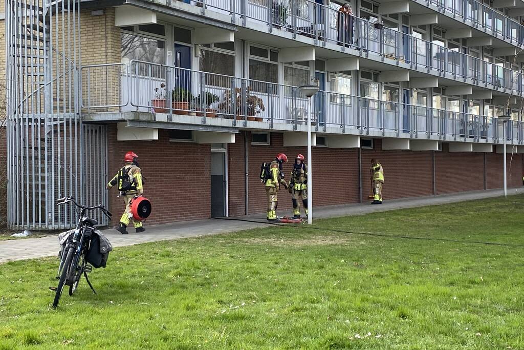 Brand in berging van flatgebouw