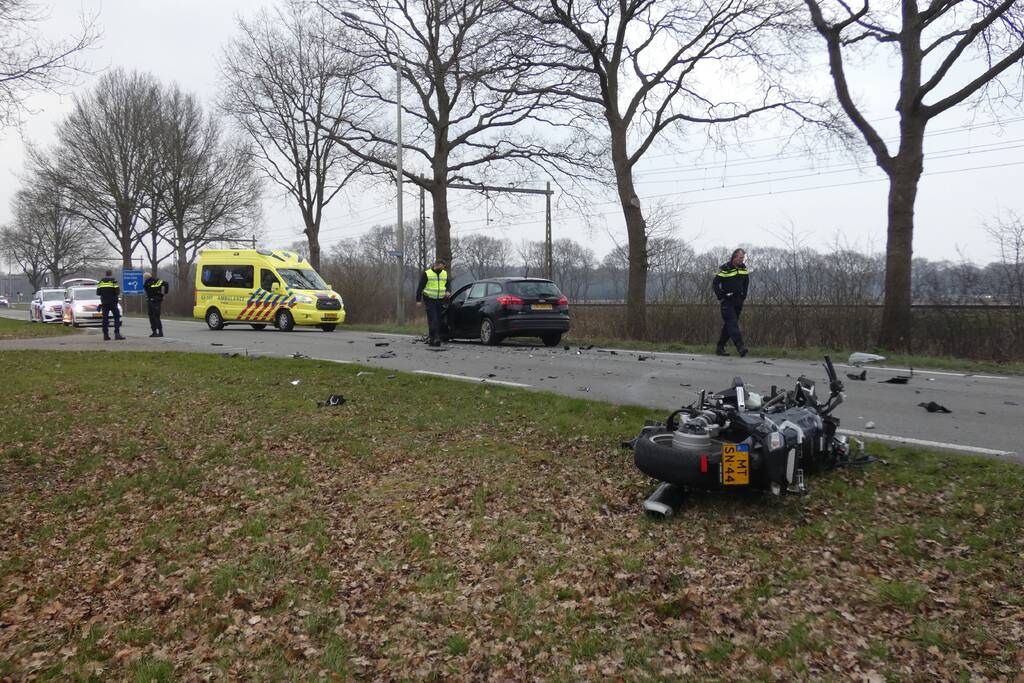 Motorrijder gewond bij botsing met auto