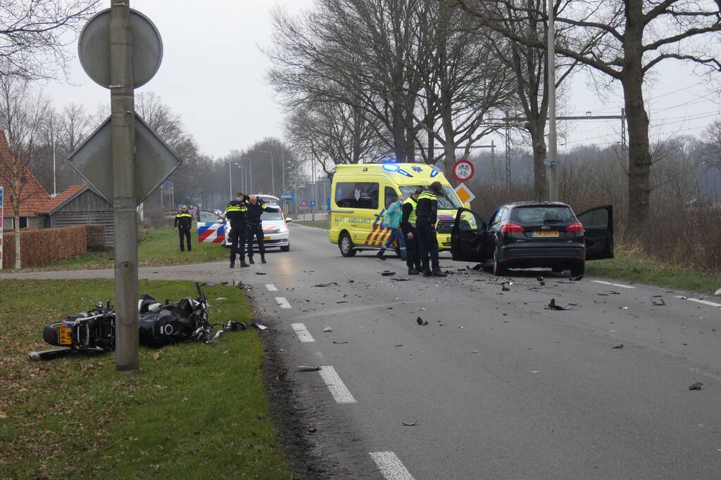 Motorrijder gewond bij botsing met auto