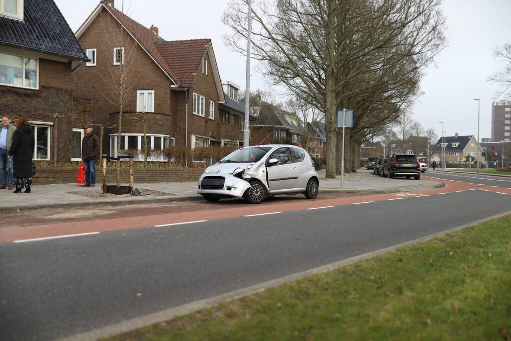 Schade door ongeval tussen auto en lijnbus
