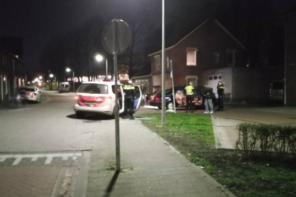 Politie doorzoekt auto