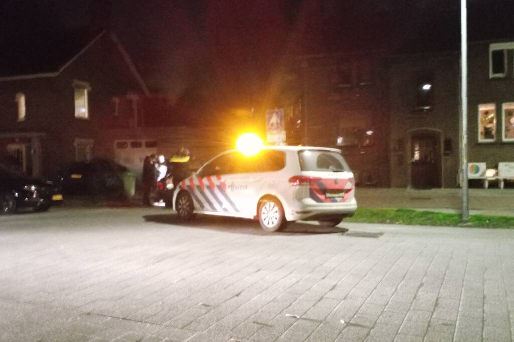 Politie doorzoekt auto