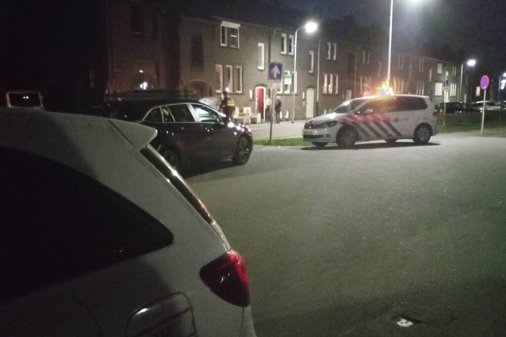 Politie doorzoekt auto