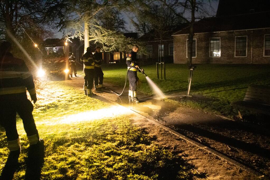 Prullenbak in park vat vlam