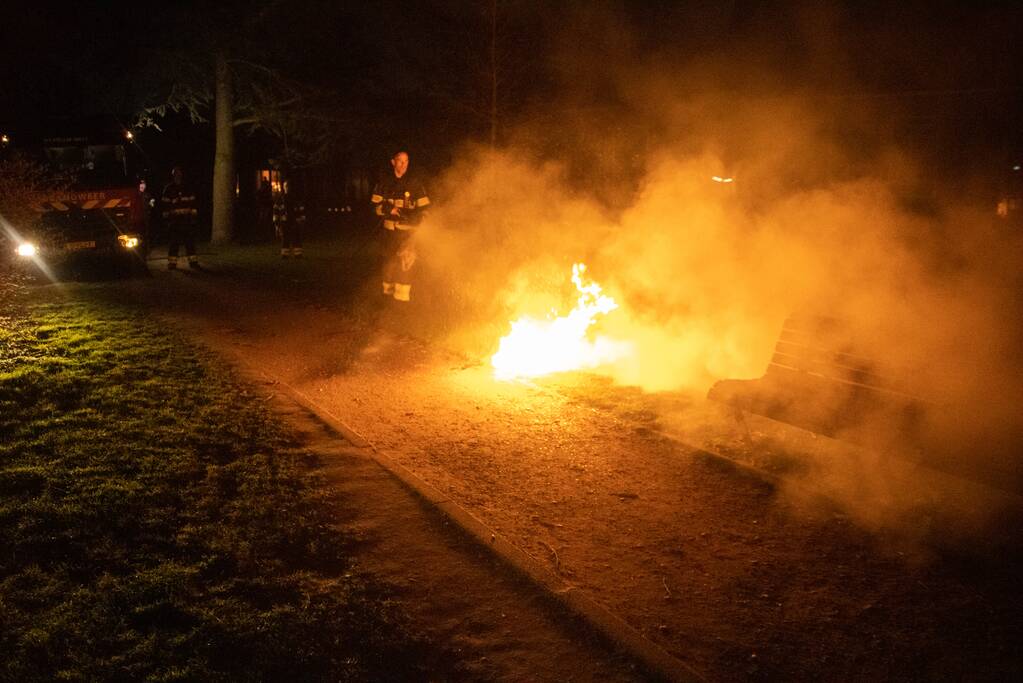 Prullenbak in park vat vlam