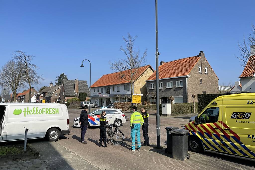 Achteruitrijdende bestelbus rijdt fietsster aan