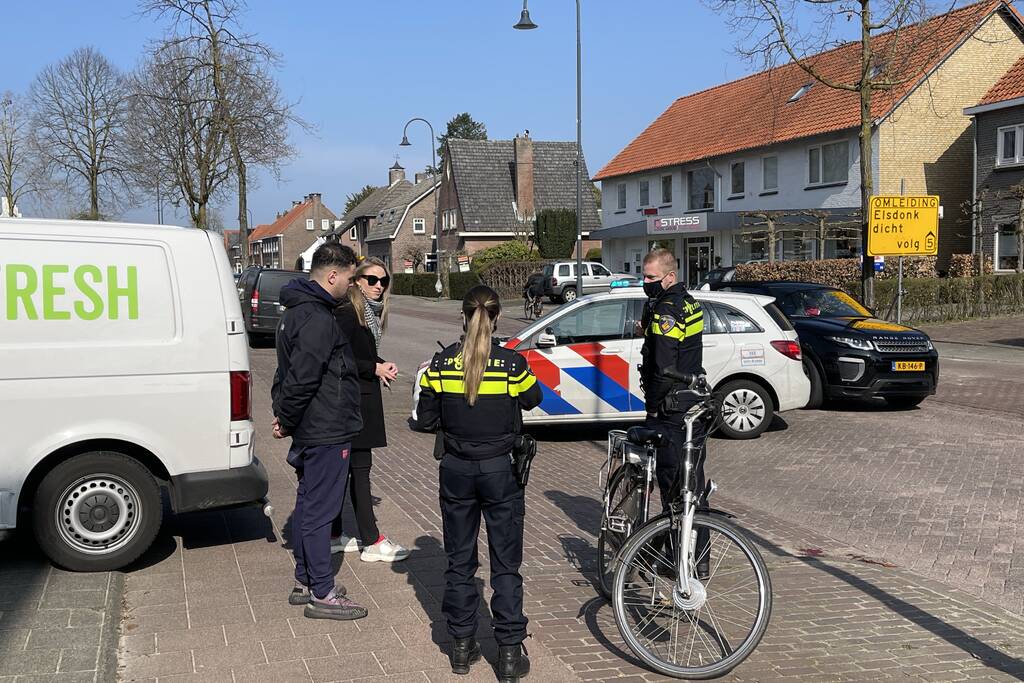 Achteruitrijdende bestelbus rijdt fietsster aan