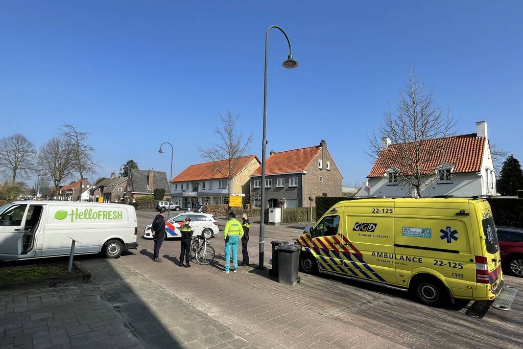 Achteruitrijdende bestelbus rijdt fietsster aan