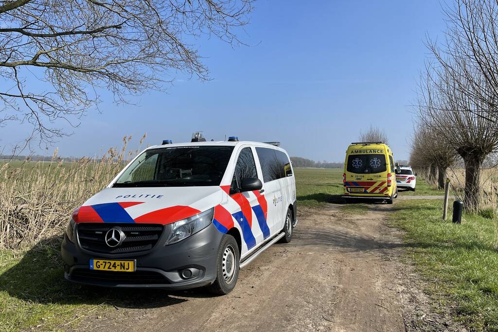 Vrouw met verward gedrag uit water natuurgebied gehaald