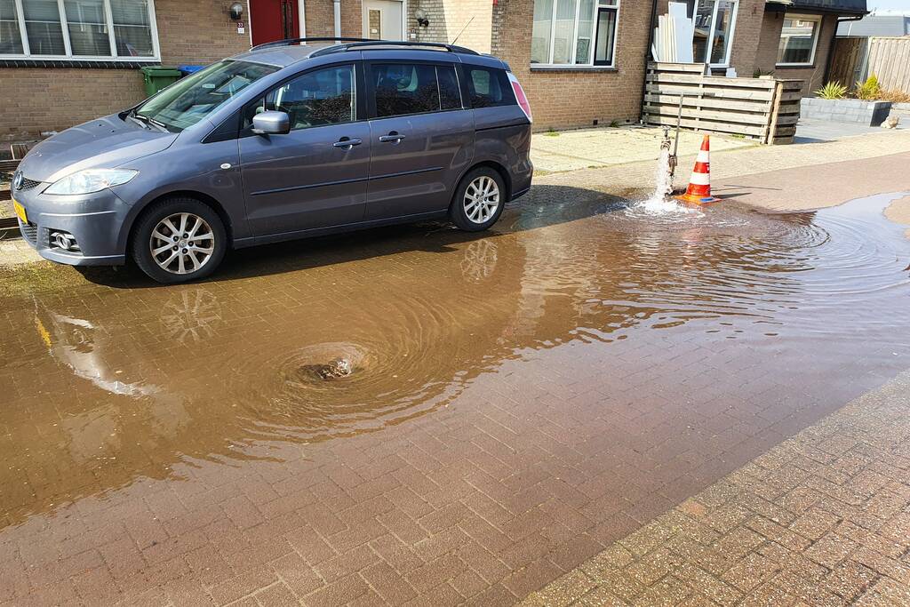 Waterleiding geraakt bij graafwerkzaamheden