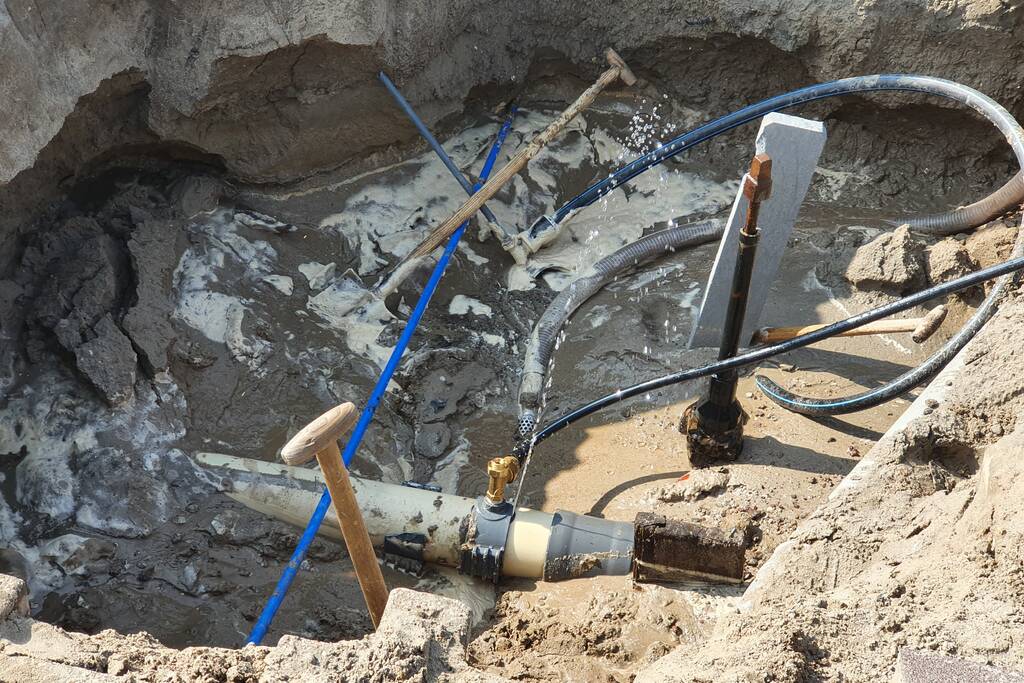 Waterleiding geraakt bij graafwerkzaamheden