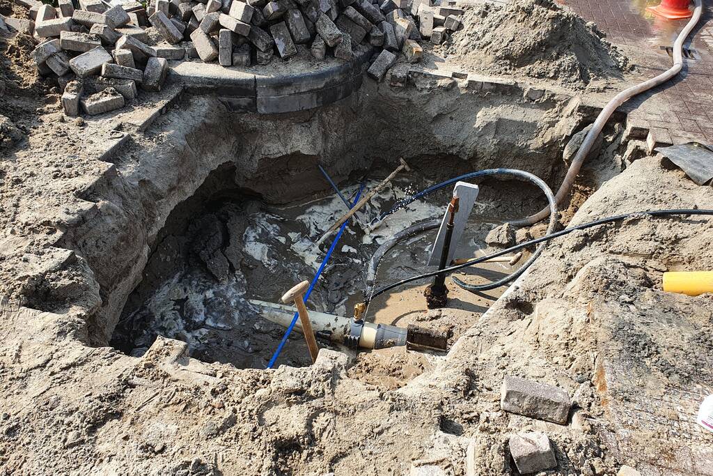 Waterleiding geraakt bij graafwerkzaamheden