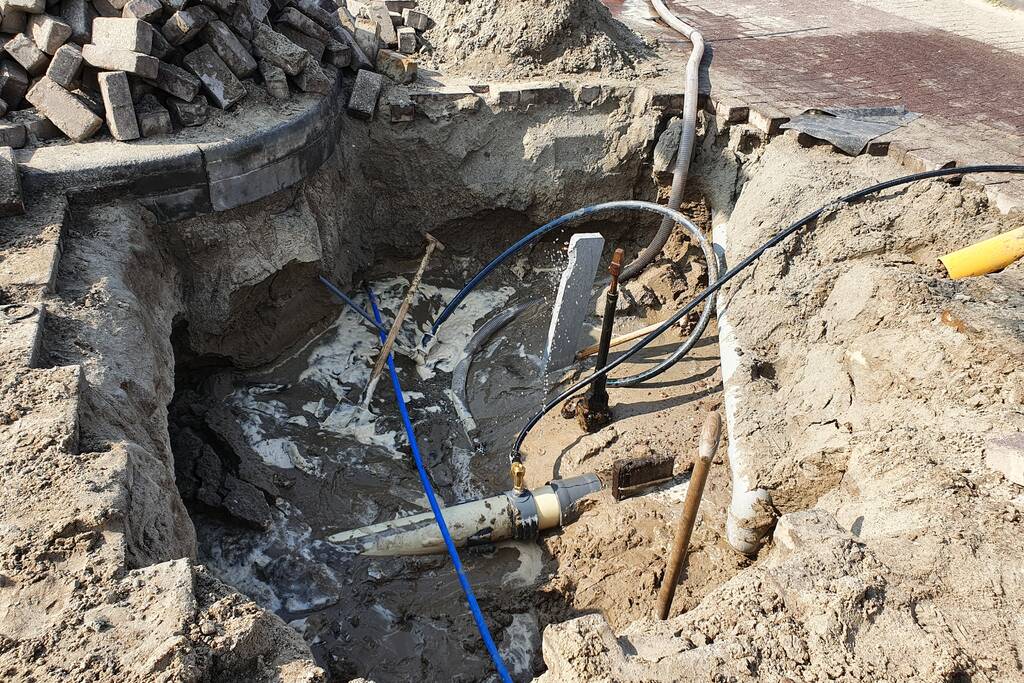 Waterleiding geraakt bij graafwerkzaamheden