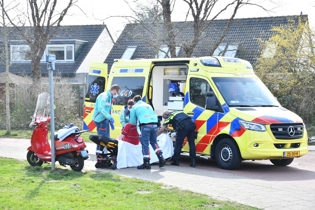 Scooterrijder gaat onderuit en raakt gewond