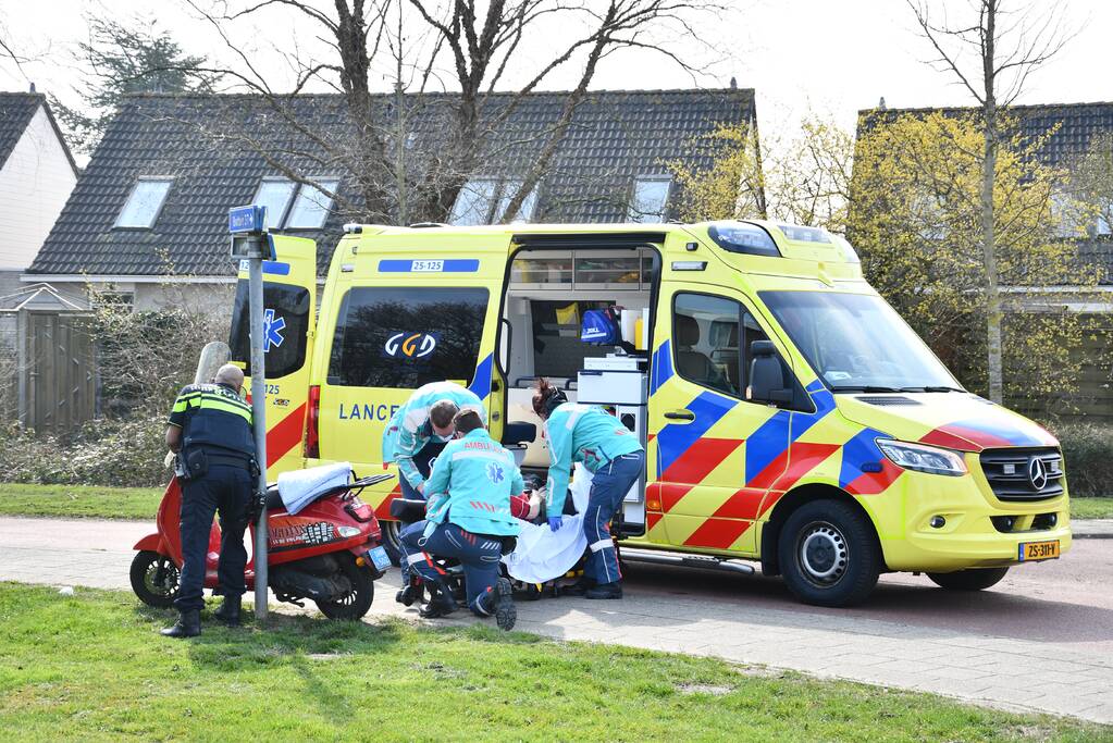 Scooterrijder gaat onderuit en raakt gewond
