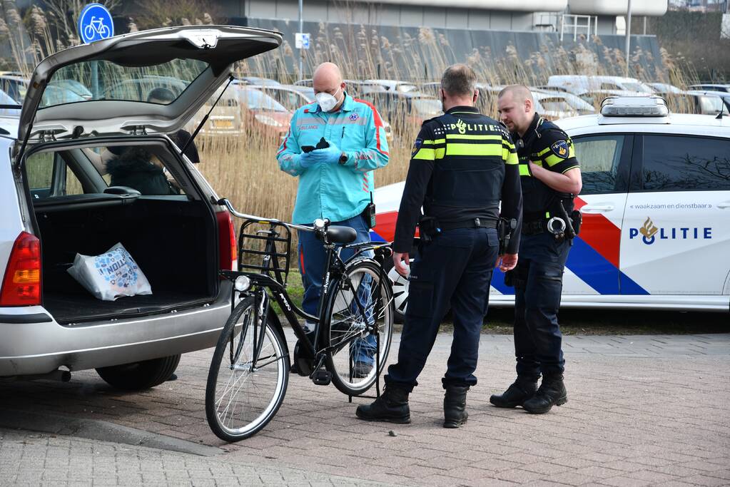 Meisje op fiets aangereden door auto, bestuurder is doorgereden