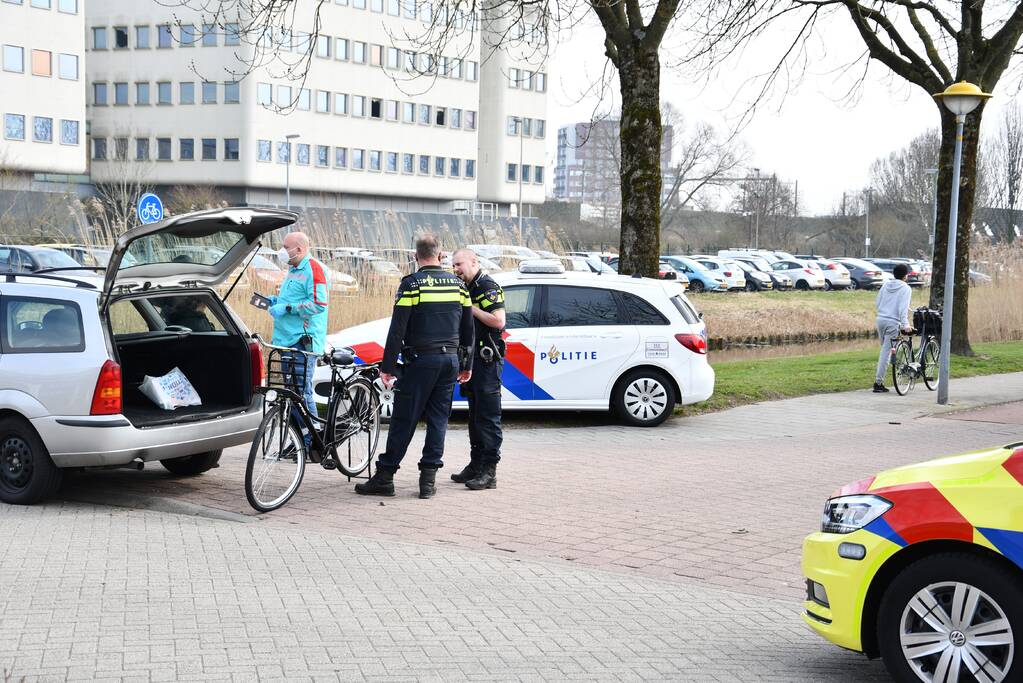 Meisje op fiets aangereden door auto, bestuurder is doorgereden