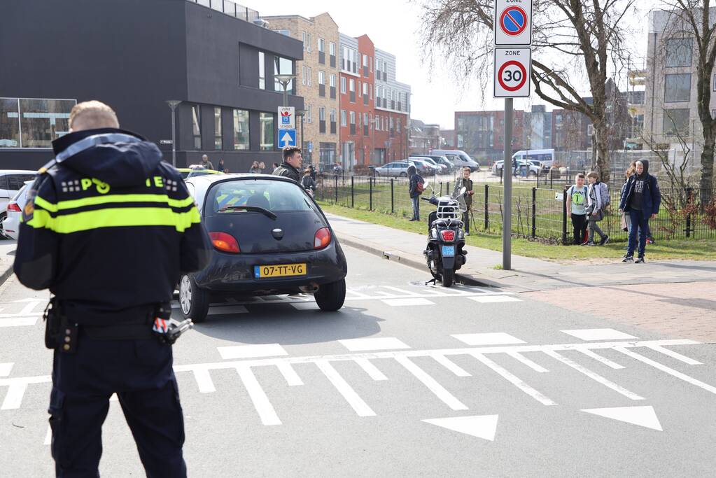 Scooterrijdster aangereden door afslaande auto