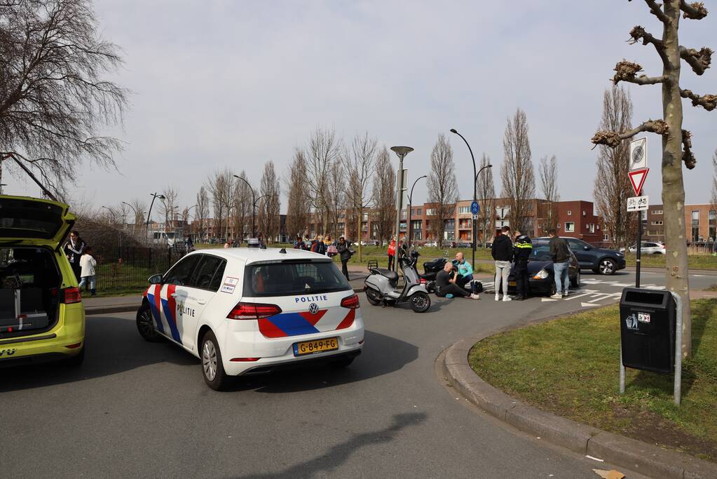 Scooterrijdster aangereden door afslaande auto