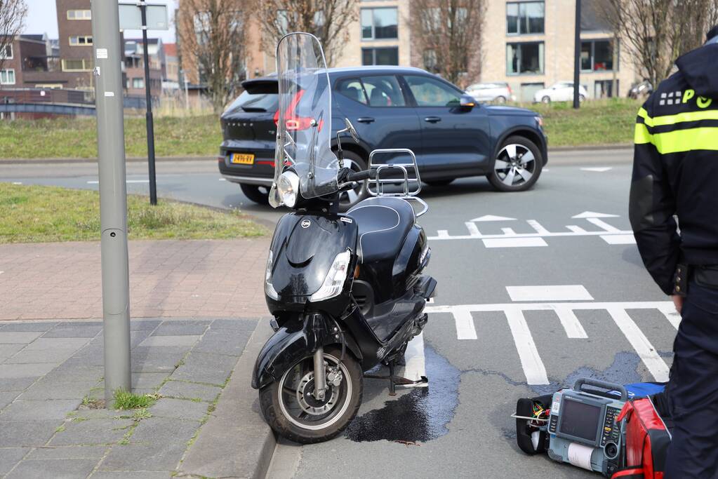 Scooterrijdster aangereden door afslaande auto