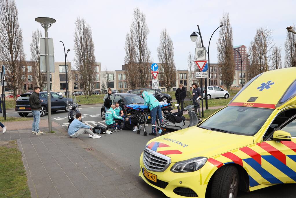 Scooterrijdster aangereden door afslaande auto