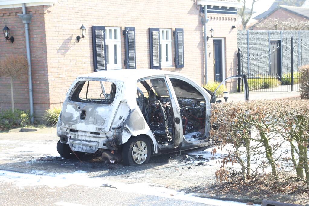Auto volledig uitgebrand