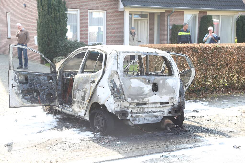 Auto volledig uitgebrand