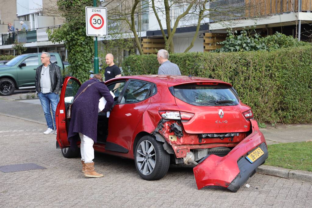 Motorrijder botst achterop personenauto