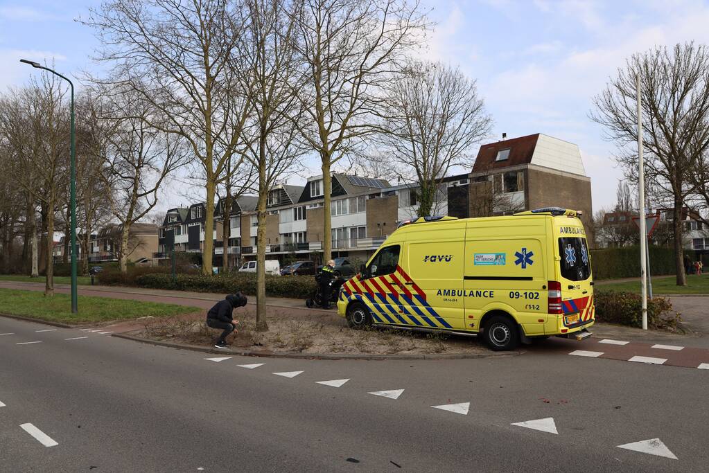 Motorrijder botst achterop personenauto