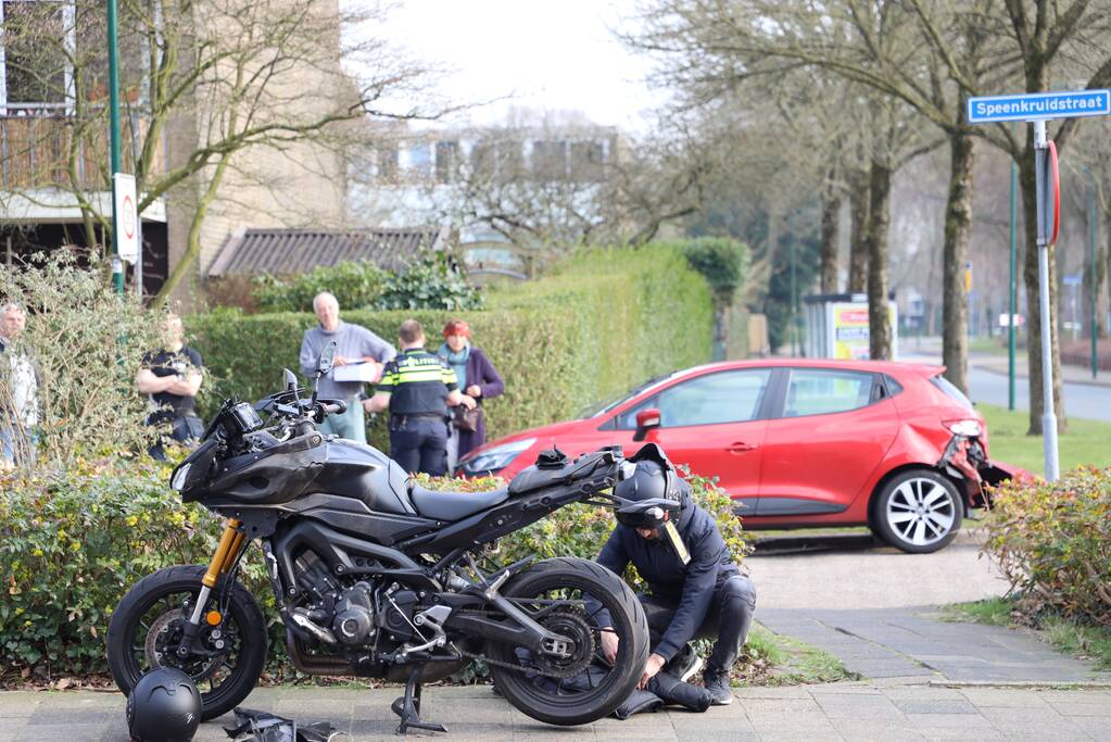 Motorrijder botst achterop personenauto