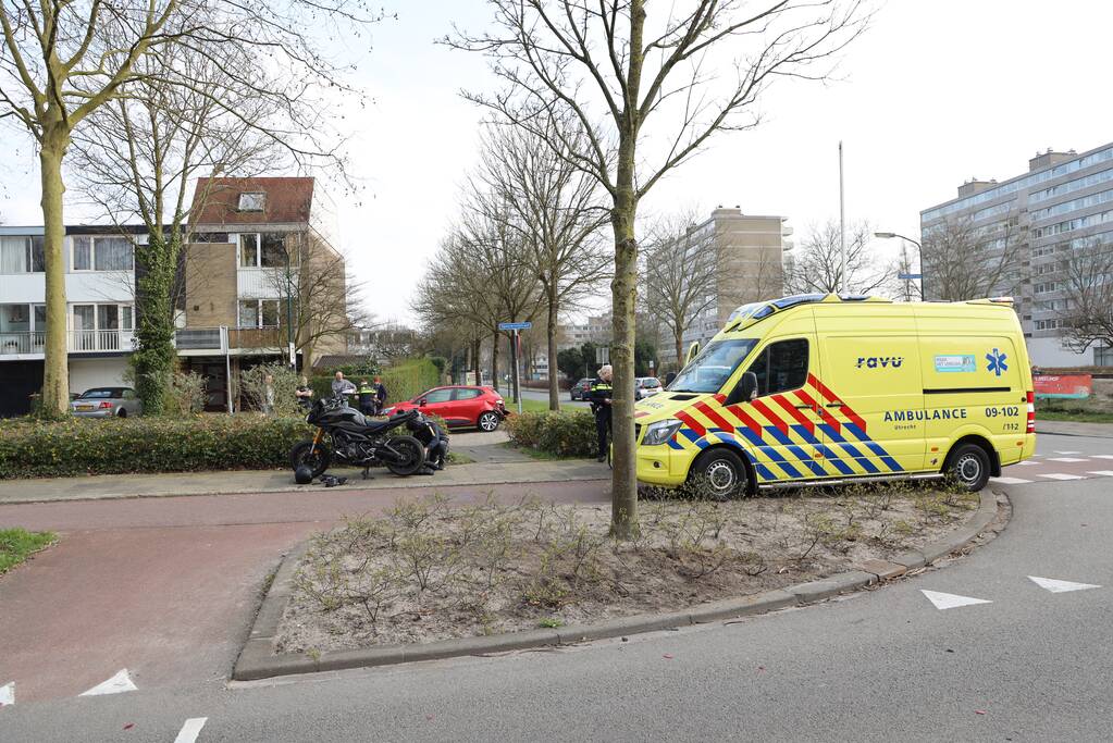 Motorrijder botst achterop personenauto