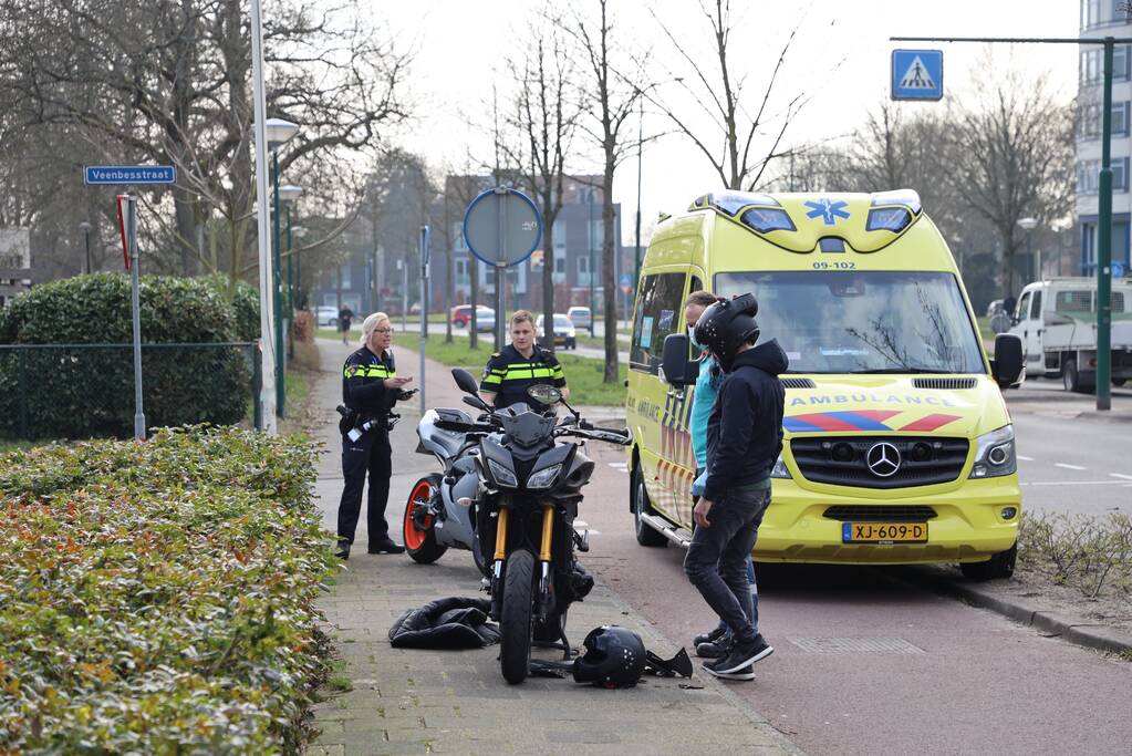 Motorrijder botst achterop personenauto