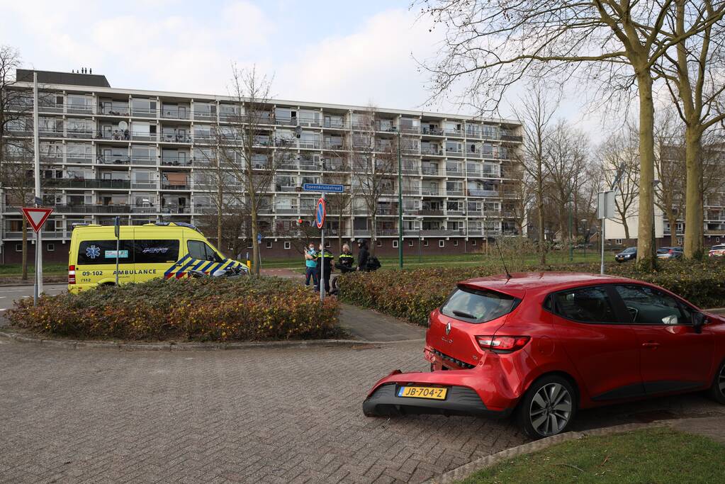 Motorrijder botst achterop personenauto