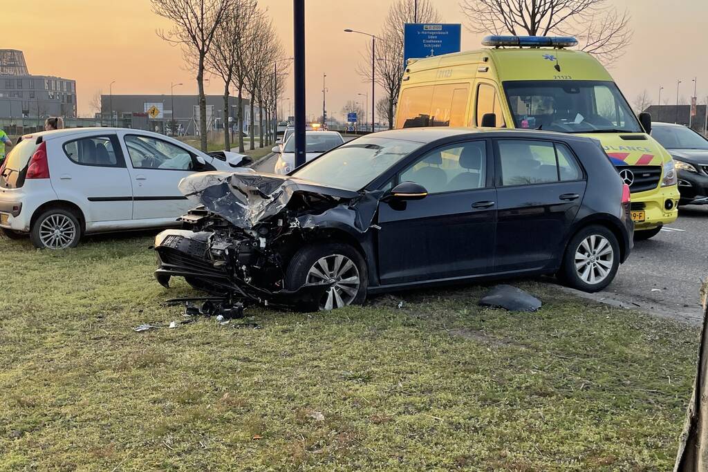 Personenauto vliegt uit de bocht en botst tegen tegenligger