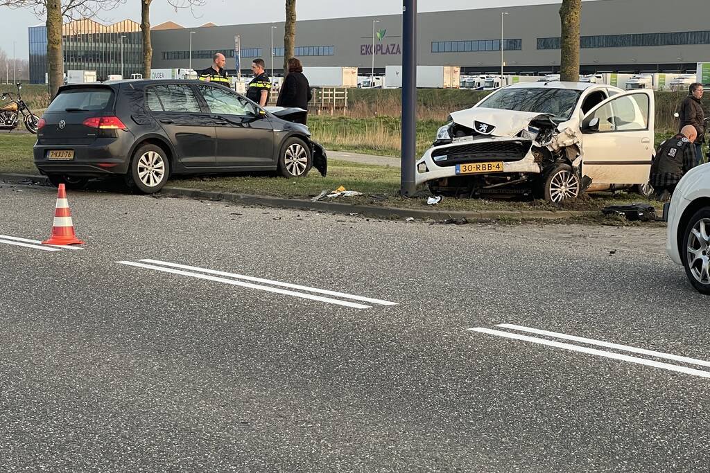 Personenauto vliegt uit de bocht en botst tegen tegenligger