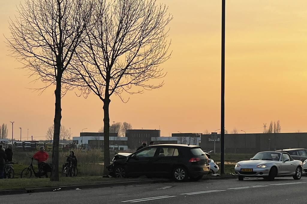 Personenauto vliegt uit de bocht en botst tegen tegenligger