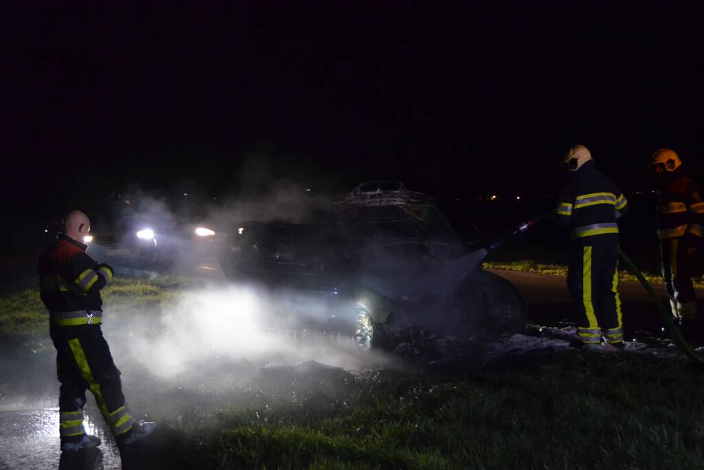 Voorkant van auto volledig in brand