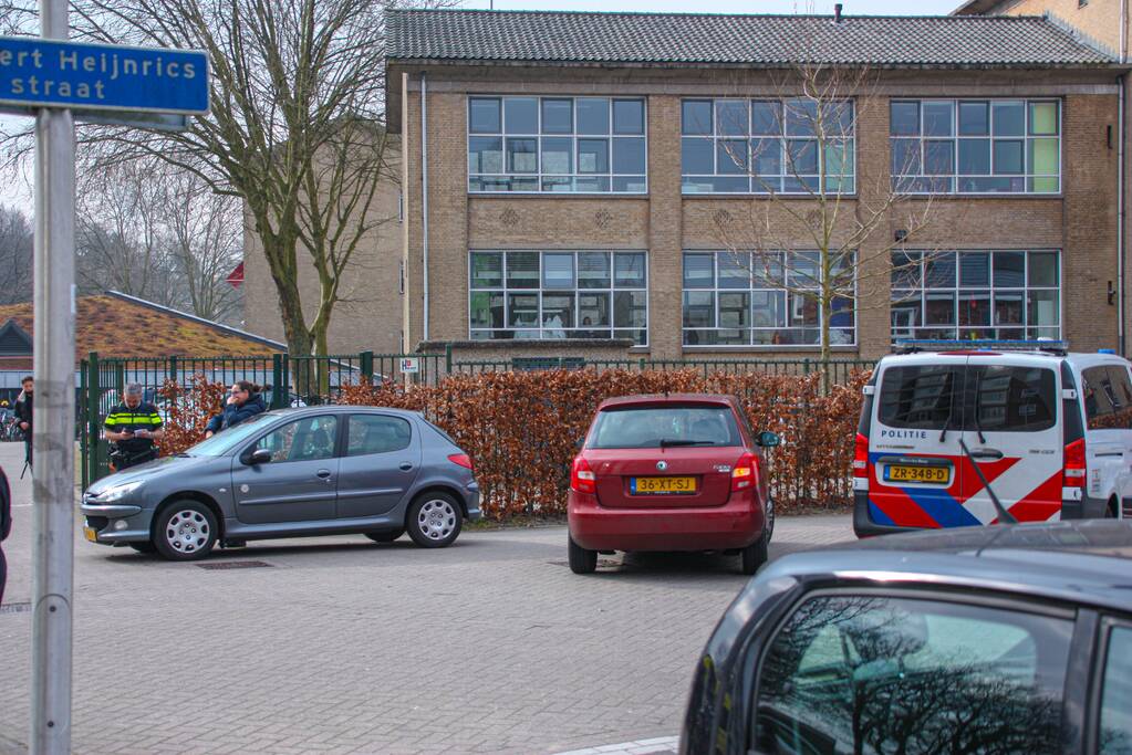 Auto en scooter botsen op kruising