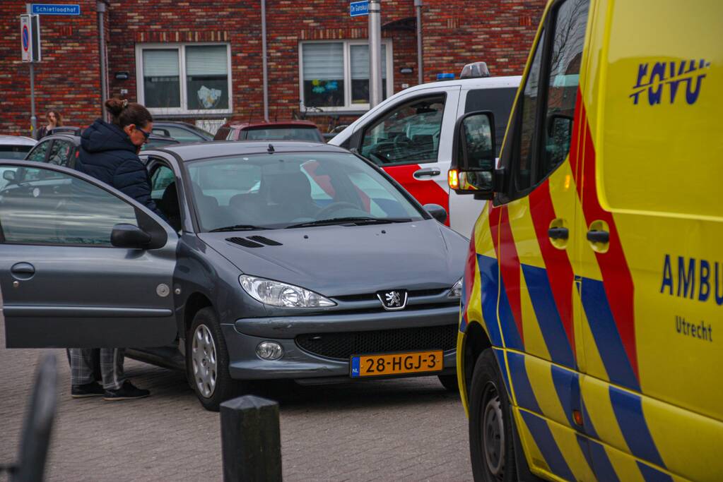 Auto en scooter botsen op kruising