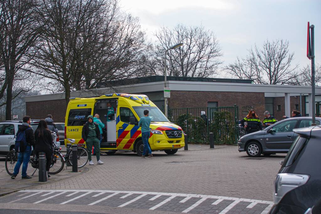 Auto en scooter botsen op kruising