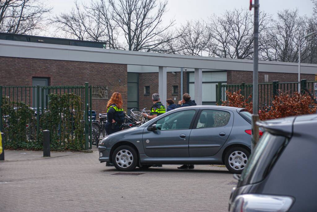 Auto en scooter botsen op kruising