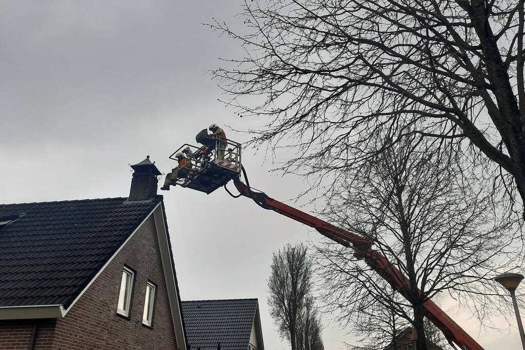 Brand in schoorsteen van woning