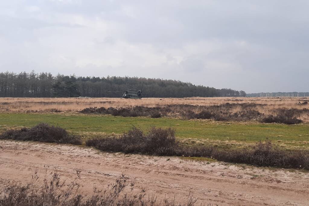 Techneuten proberen Chinook-helikopter van Defensie te repareren