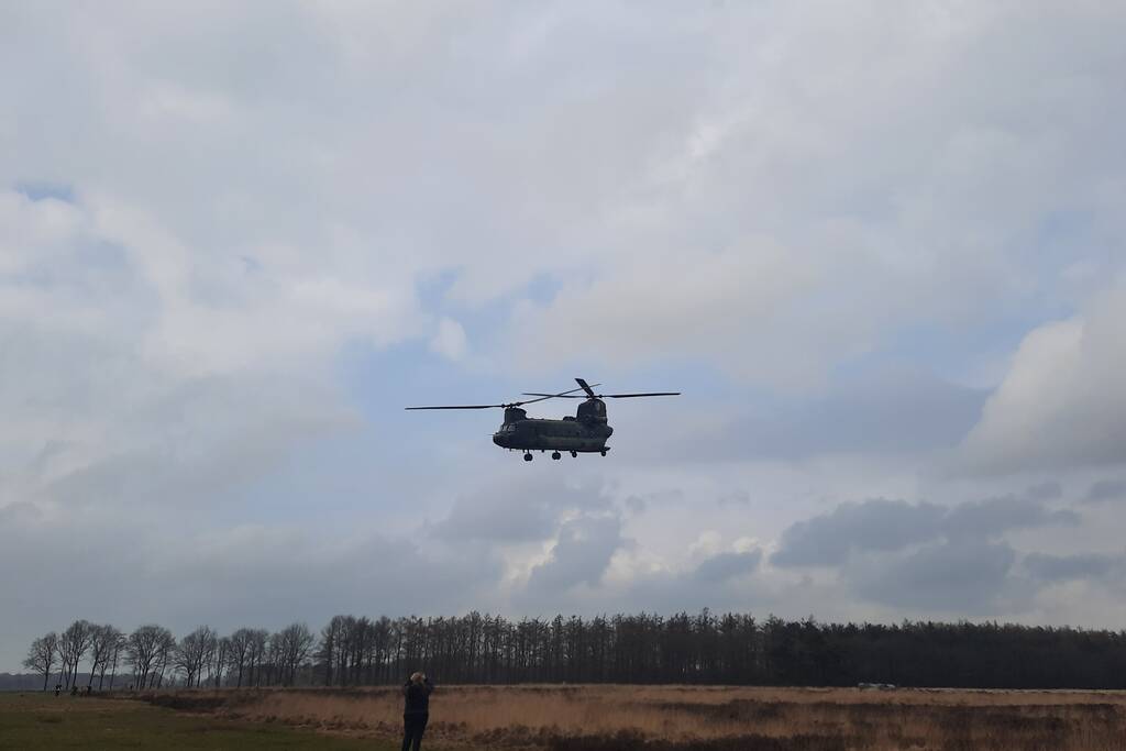 Techneuten proberen Chinook-helikopter van Defensie te repareren