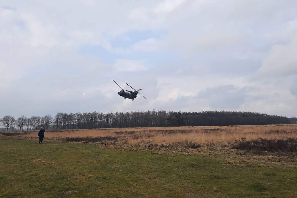 Techneuten proberen Chinook-helikopter van Defensie te repareren
